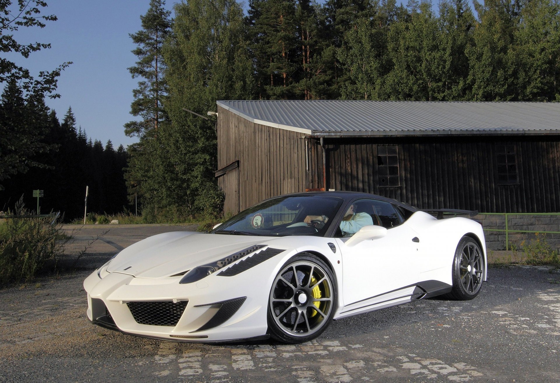 ferrari 458 italia siracura blanc ferrari italie syracuse tuning vue de face bâtiment clôture forêt route