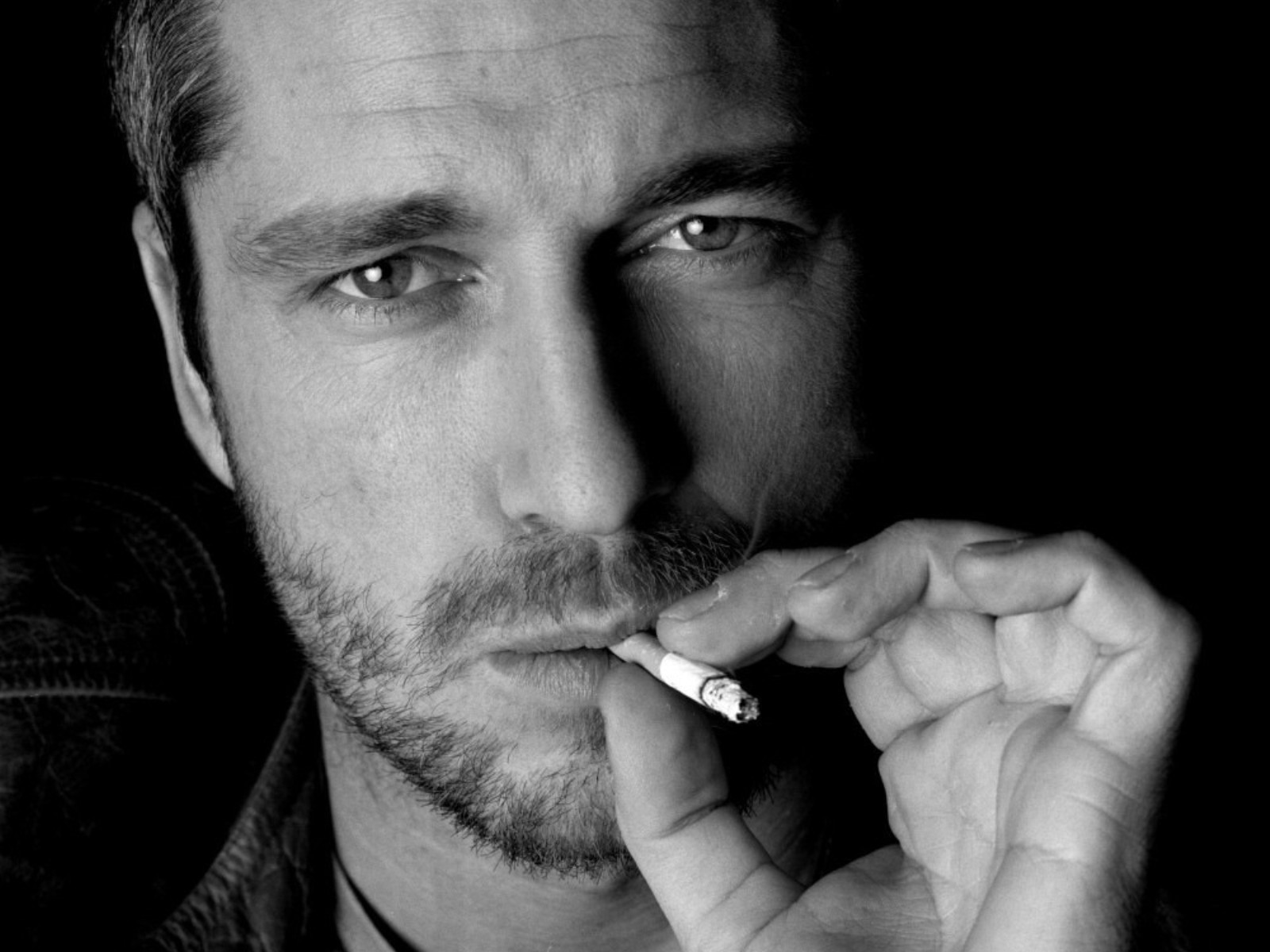 noir et blanc gerard butler cigarette poils acteur homme visage