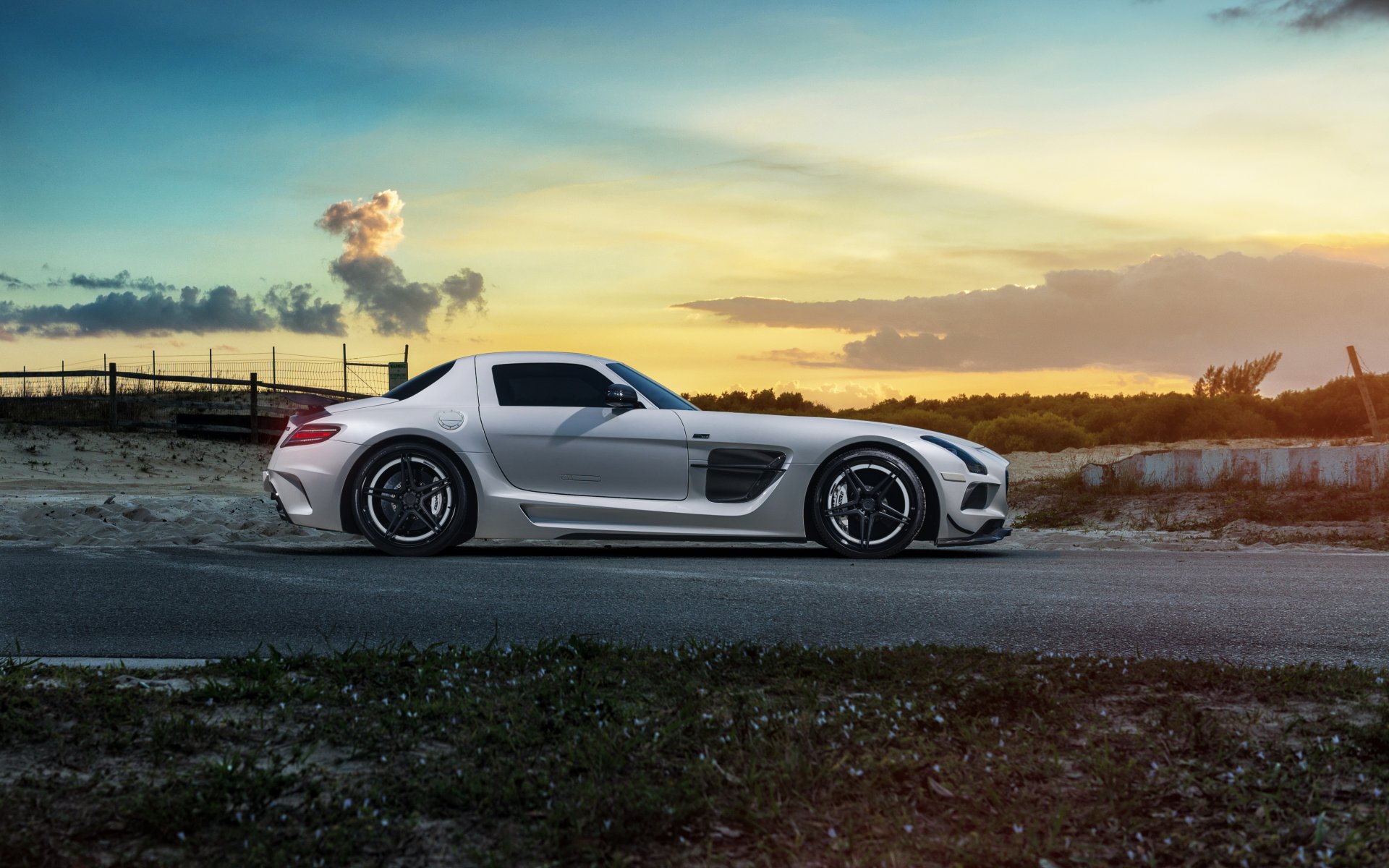 mercedes sls black series renntech тюнинг автомобиль мерседес автообои уильям стерн белый