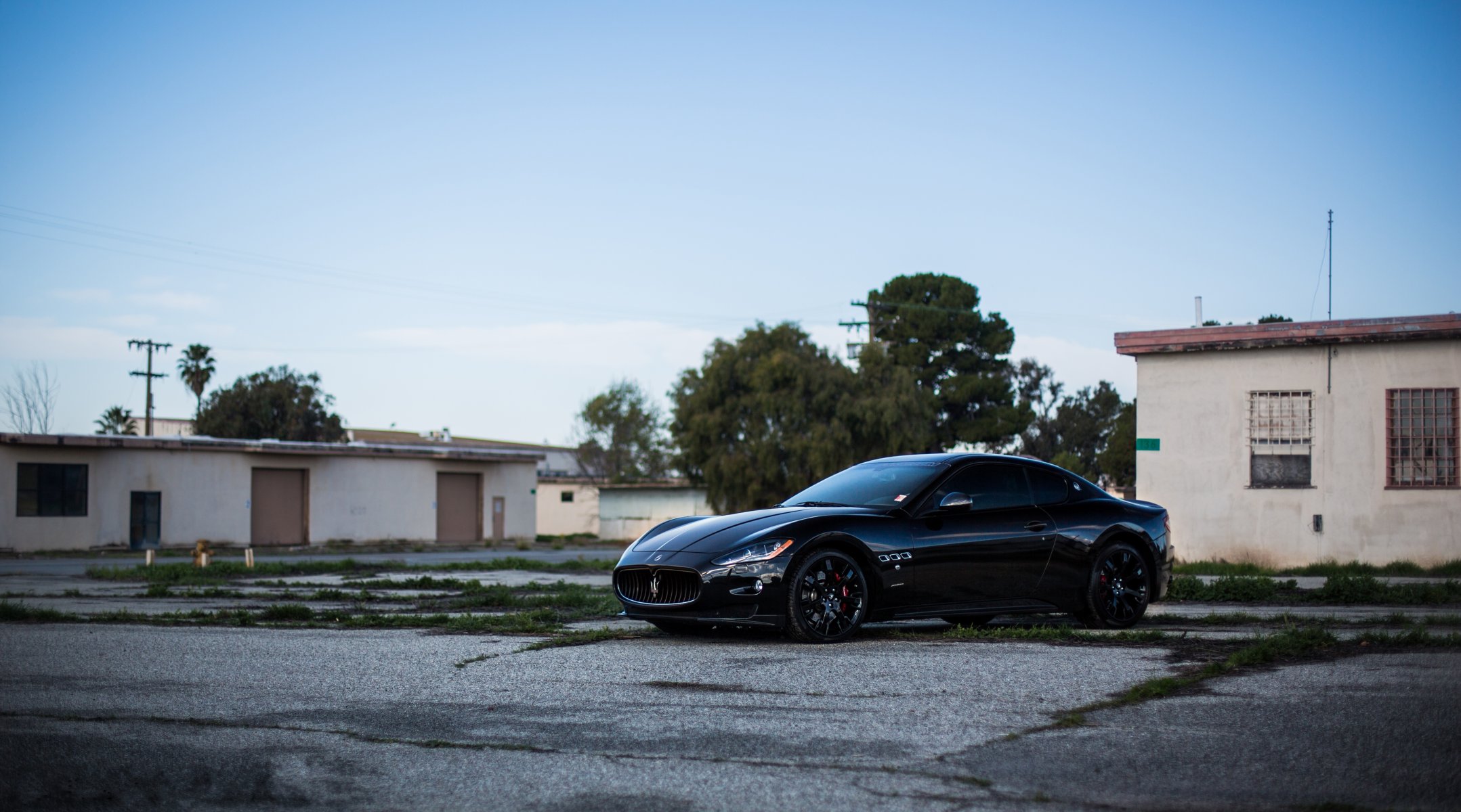 maserati granturismo mc stradale черный мазерати грантуризмо страдале вид сбоку чёрные диски дома деревья