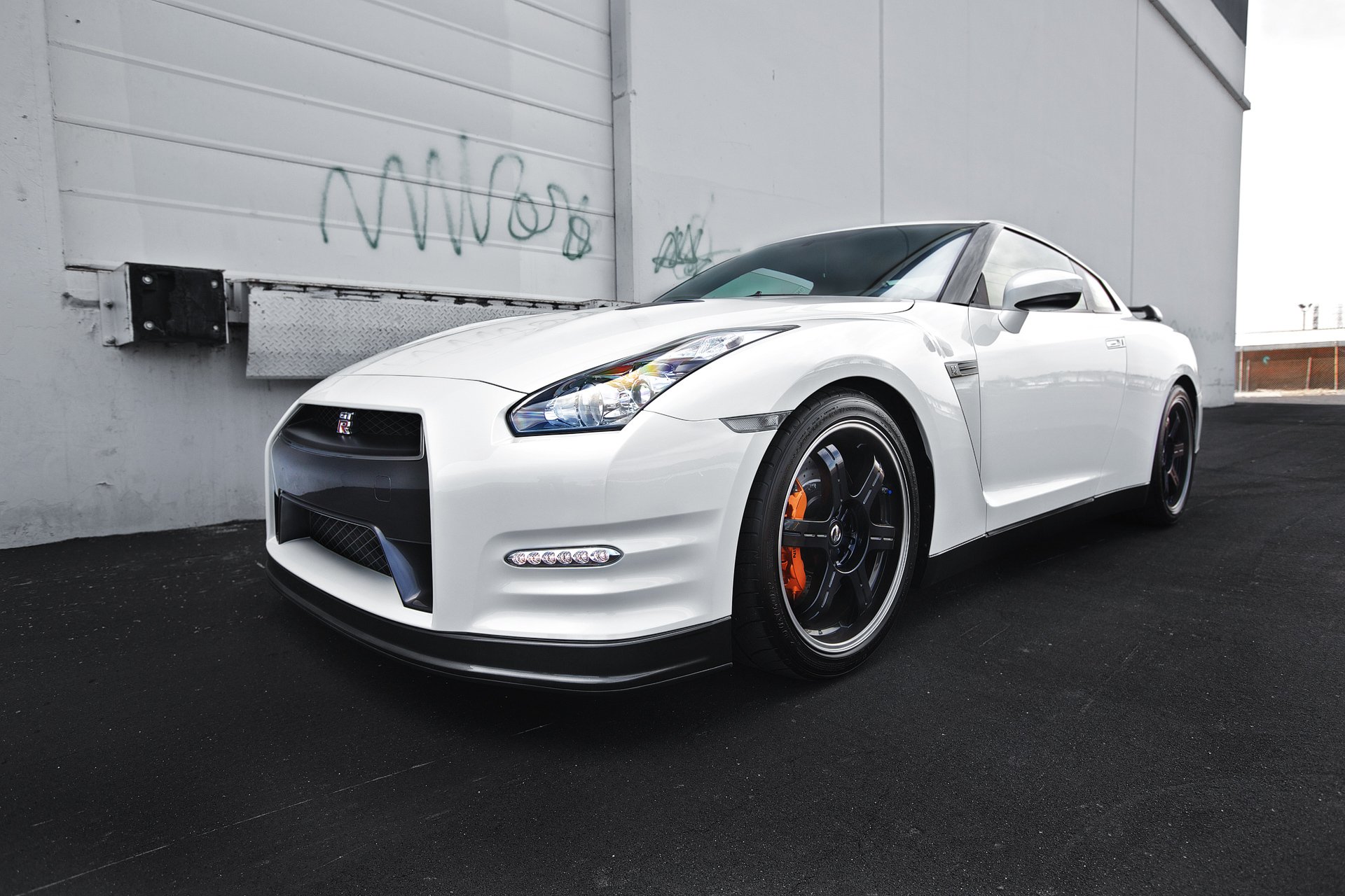 nissan gtr r35 bianco nissan gtr anteriore riflessione asfalto