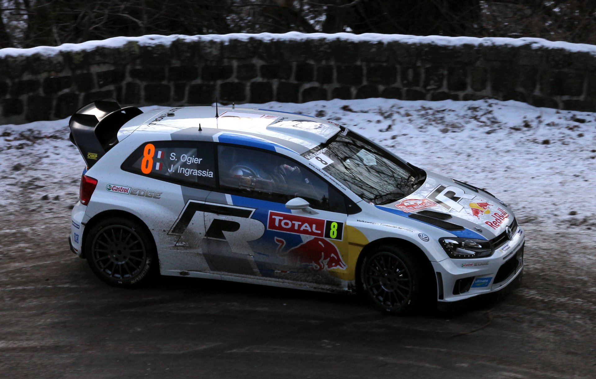 volkswagen polo wrc rallye sport voiture rallye neige hiver blanc auto taureau rouge sébastien ogier julien ingrassia vue latérale compétition