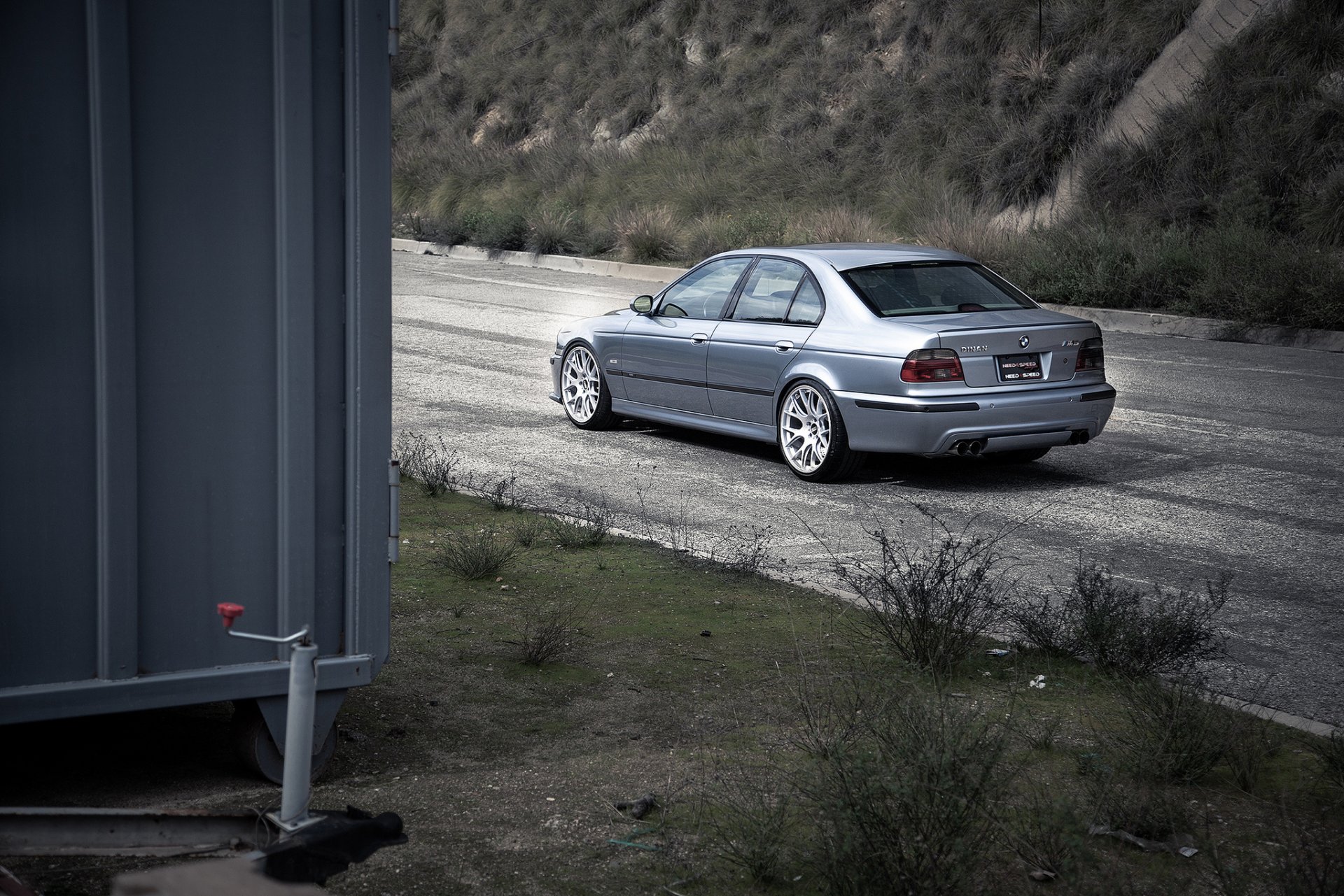 bmw m5 e39 blau bmw hellblau rückansicht container straße gras