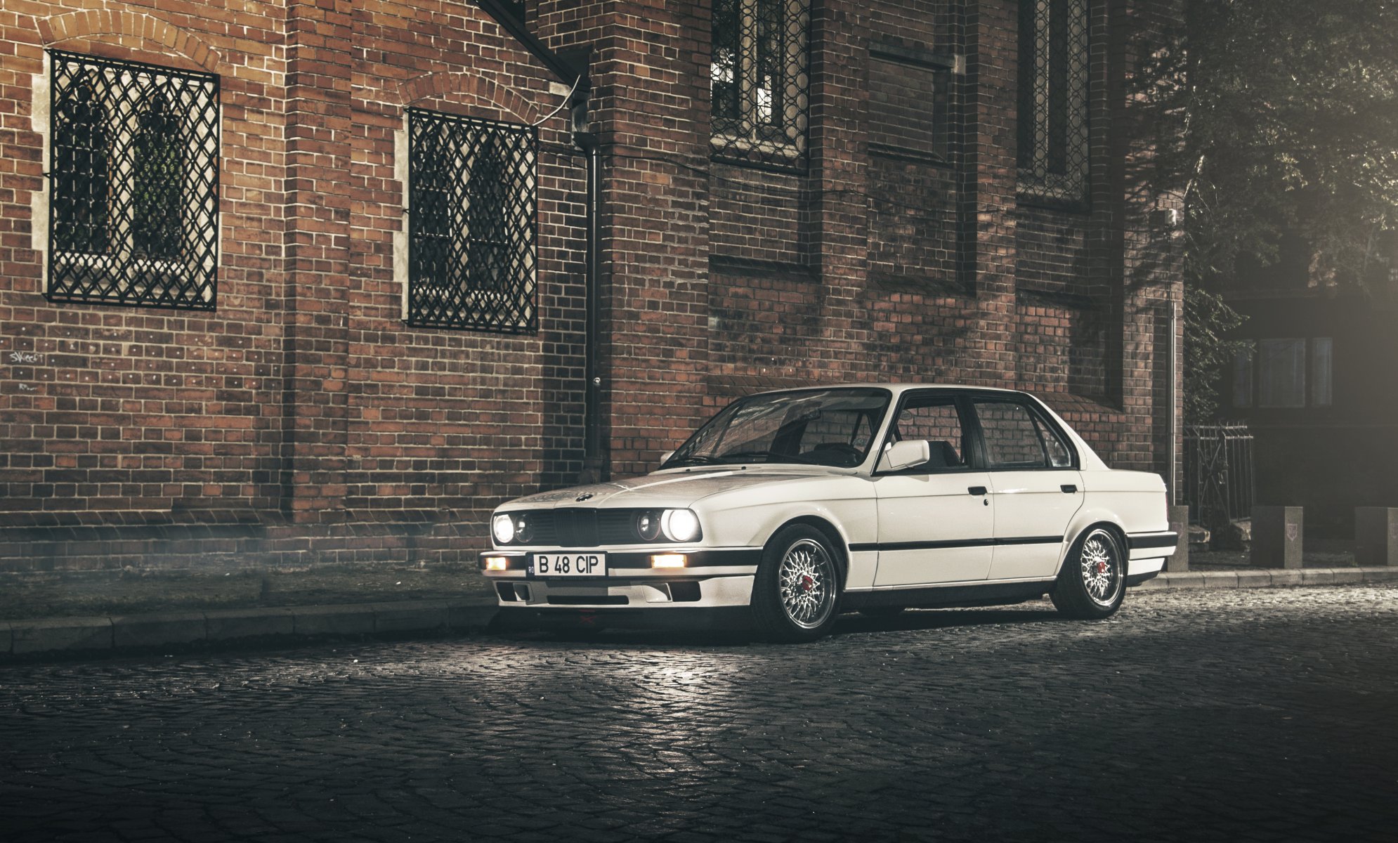 bmw serie 3 e30 sedán blanco calle edificio