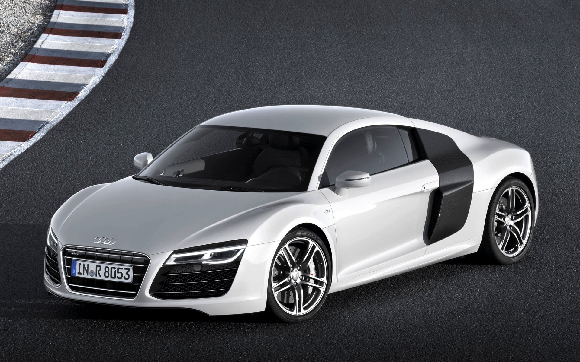 audi r8 v10 audi r8 v10 supercar argent avant piste de course arrière-plan