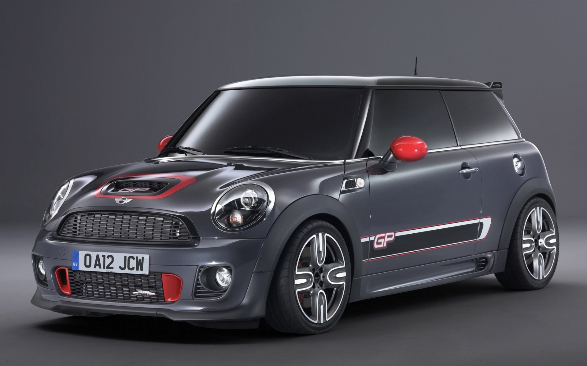 mini john cooper works gp mini hatchback anteriore sfondo grigio