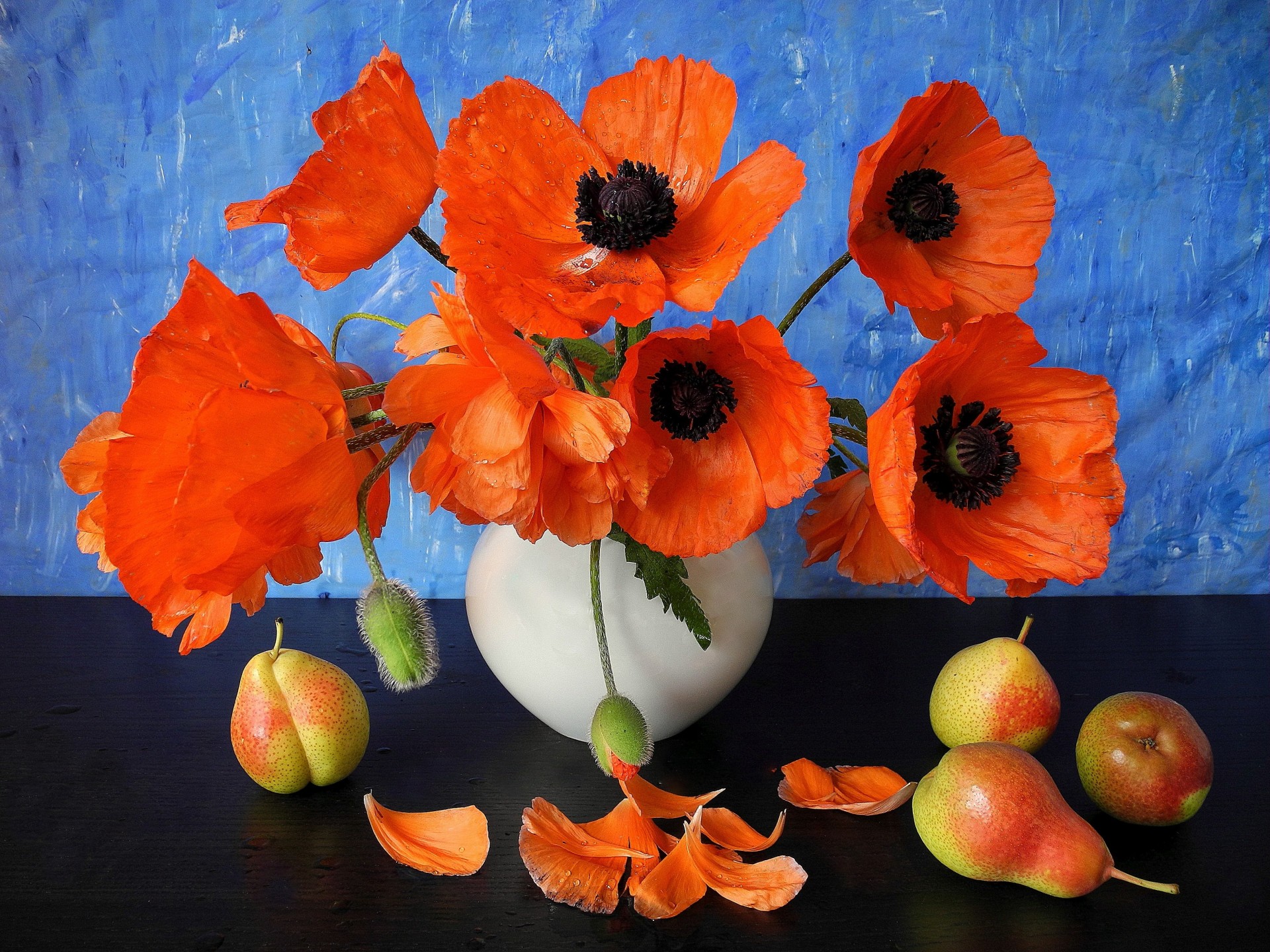 loge vase poires coquelicots fleurs