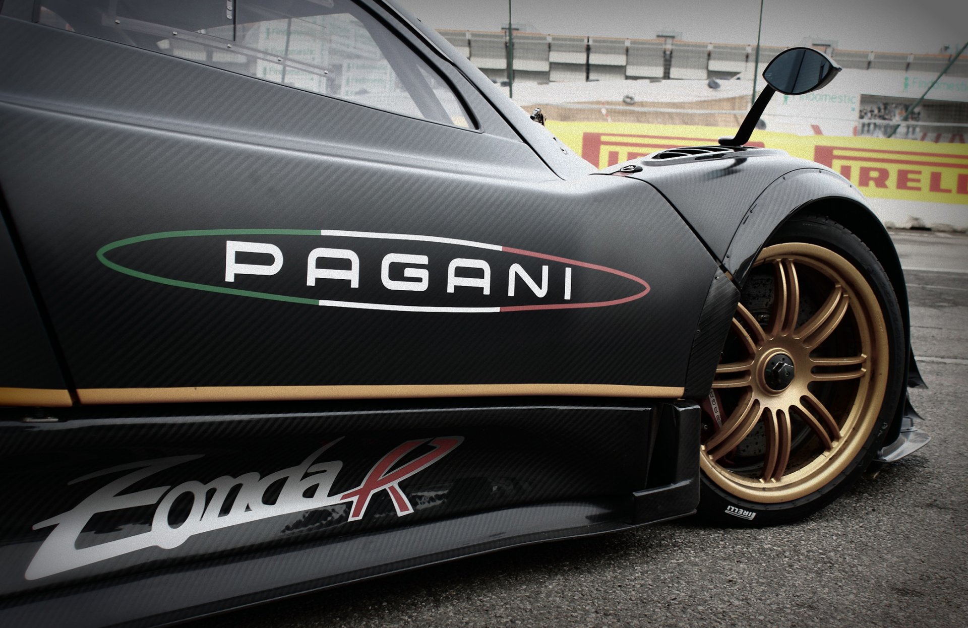 pagani zonda g superdeportivo negro carbono pista frente