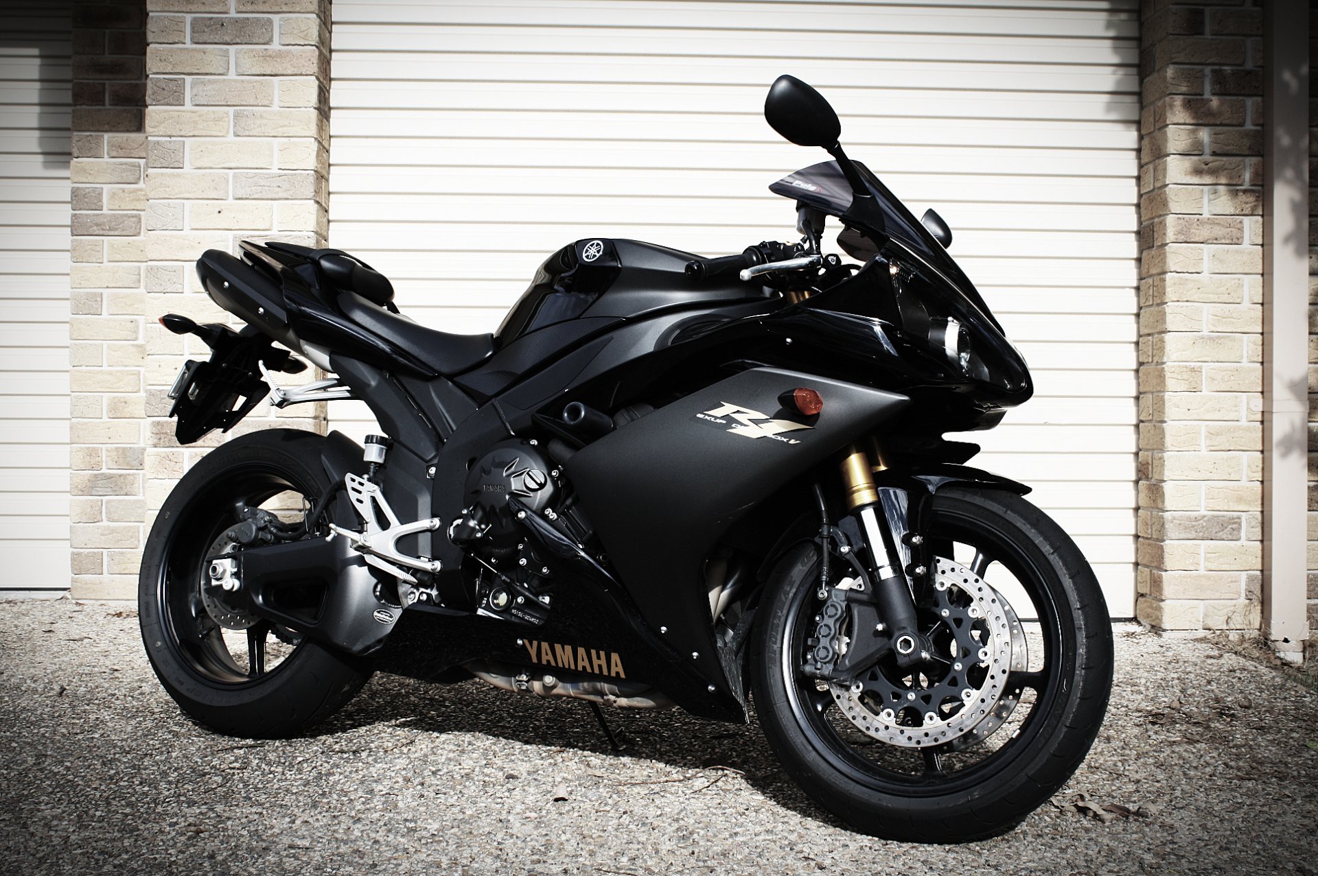 yamaha yzf-r1 schwarz fahrrad yamaha motorrad seitenansicht rollläden