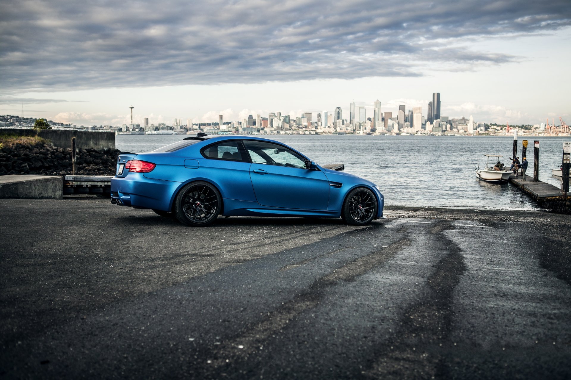 bmw m3 e92 bleu mat roues noir seattle bmw bleu mat vue latérale jantes quai jetée