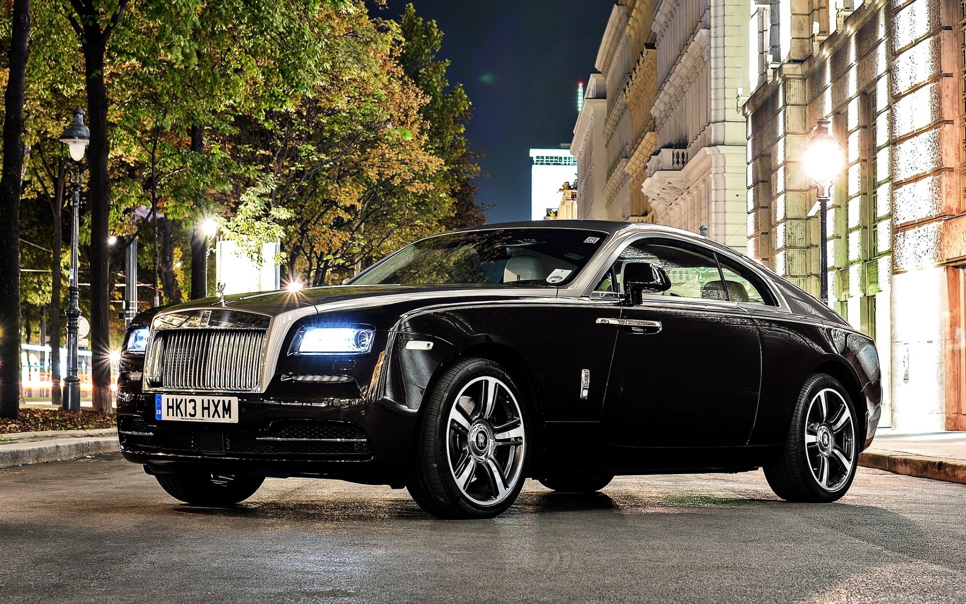 rolls-royce fantasma rolls-royce carrera frente calle árboles noche