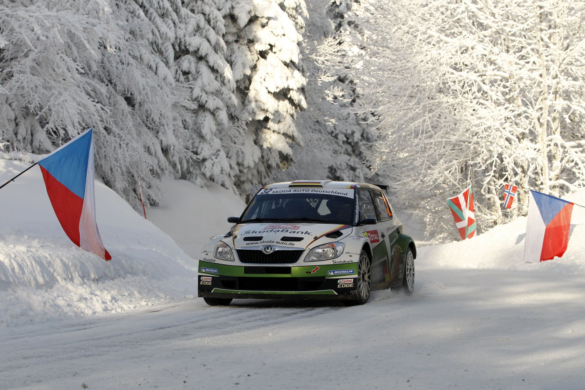 koda fabia wrc rallye neige hiver forêt course rallye avant capot