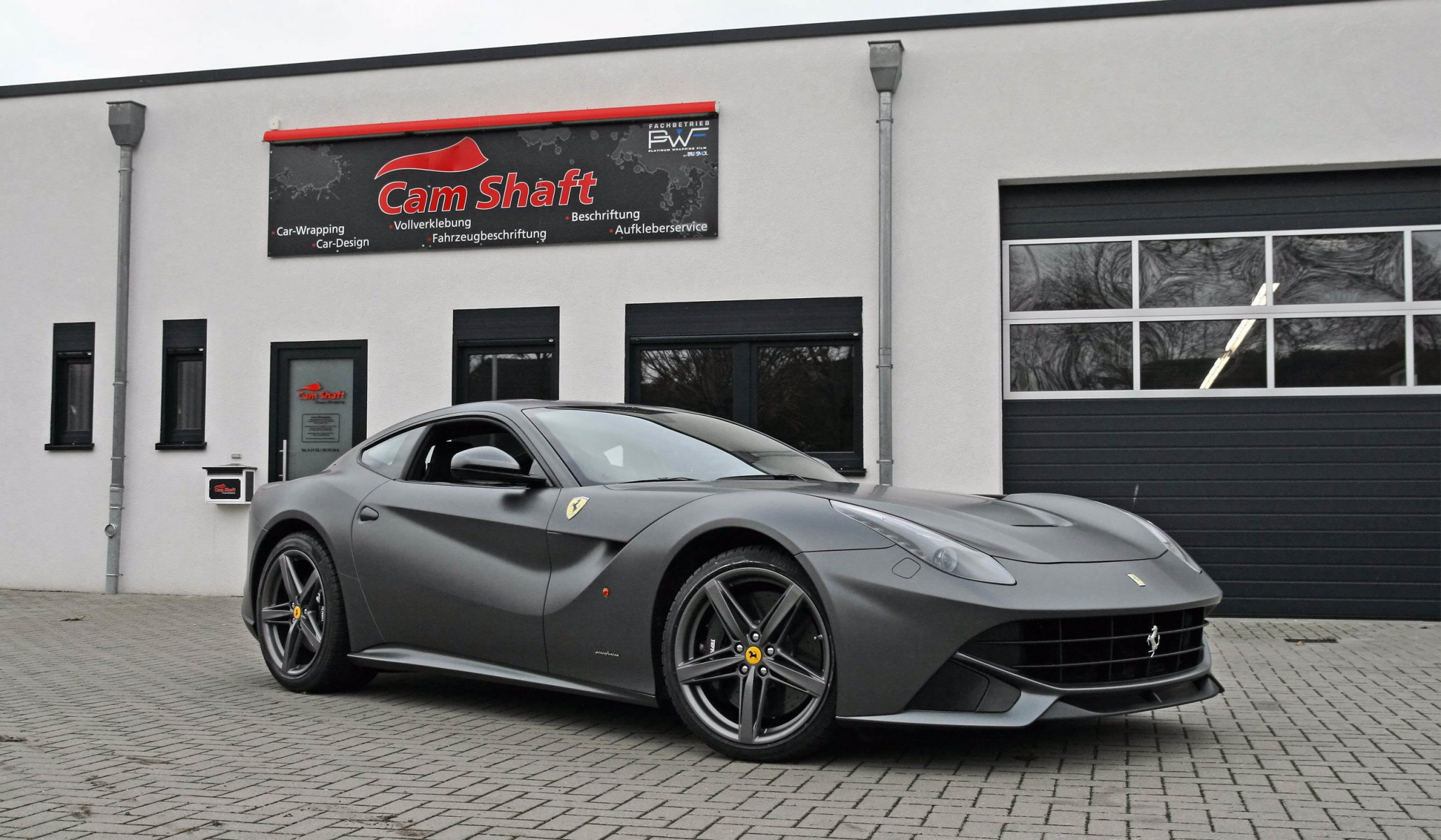 ferrari f12 berlinetta wałek rozrządu ferrari f12 berlinetta srebrny budynek