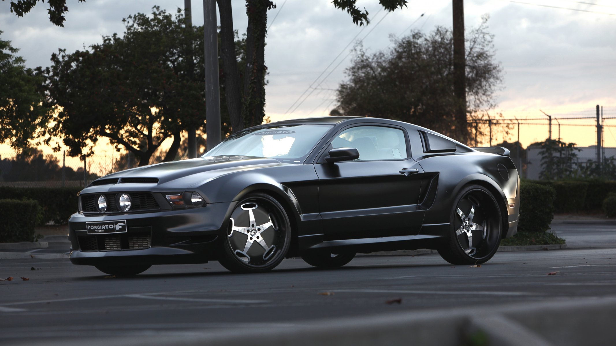 droga samochód ford mustang tuning felgi szyk wdzięk elegancja drzewa niebo zachód słońca