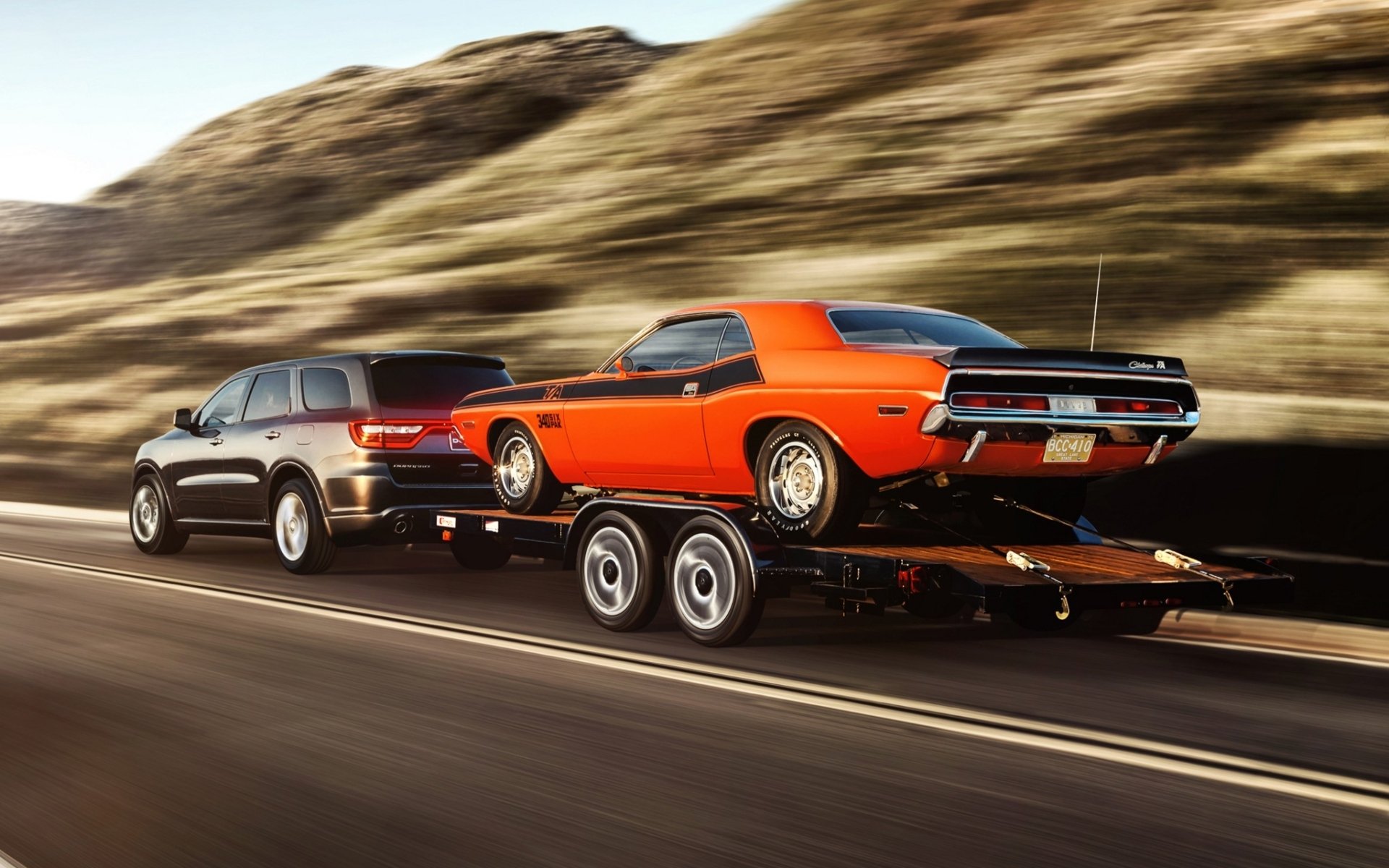 esquivar r / t y challenger t/ six pack dodge durango challenger coche del músculo muscle car vista trasera carretera fondo