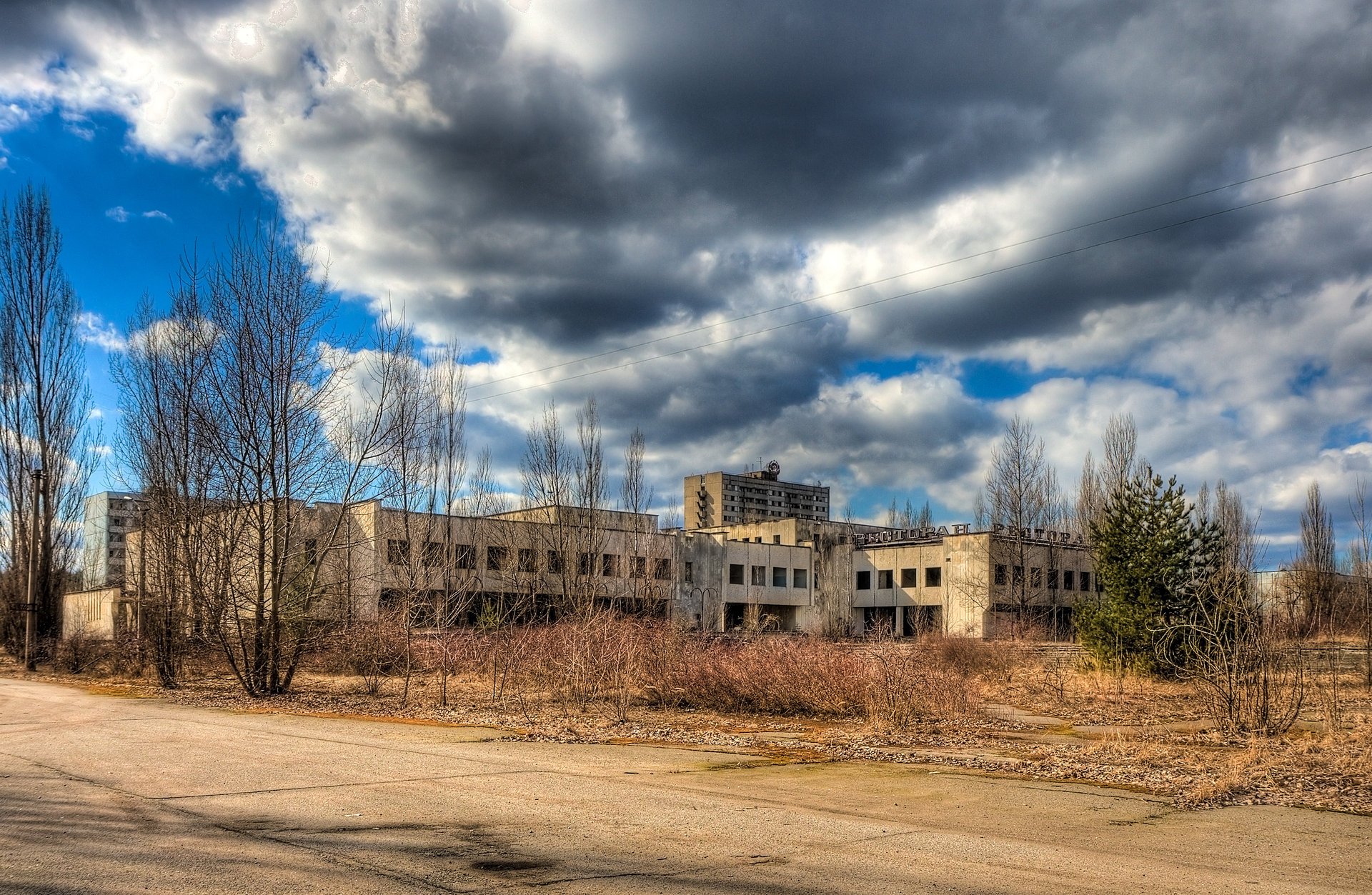 pripyat cespugli strada edificio