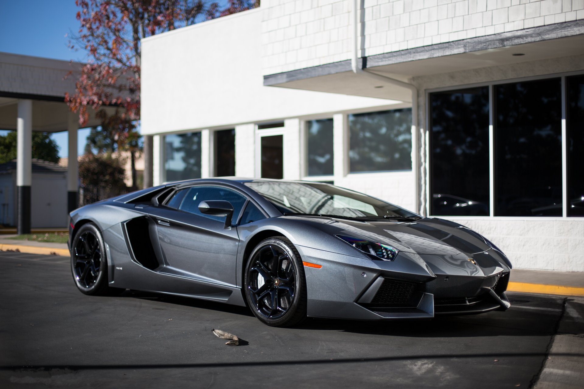 lamborghini aventador lp700-4 gris lamborghini aventador vue latérale réflexion bâtiment fenêtre