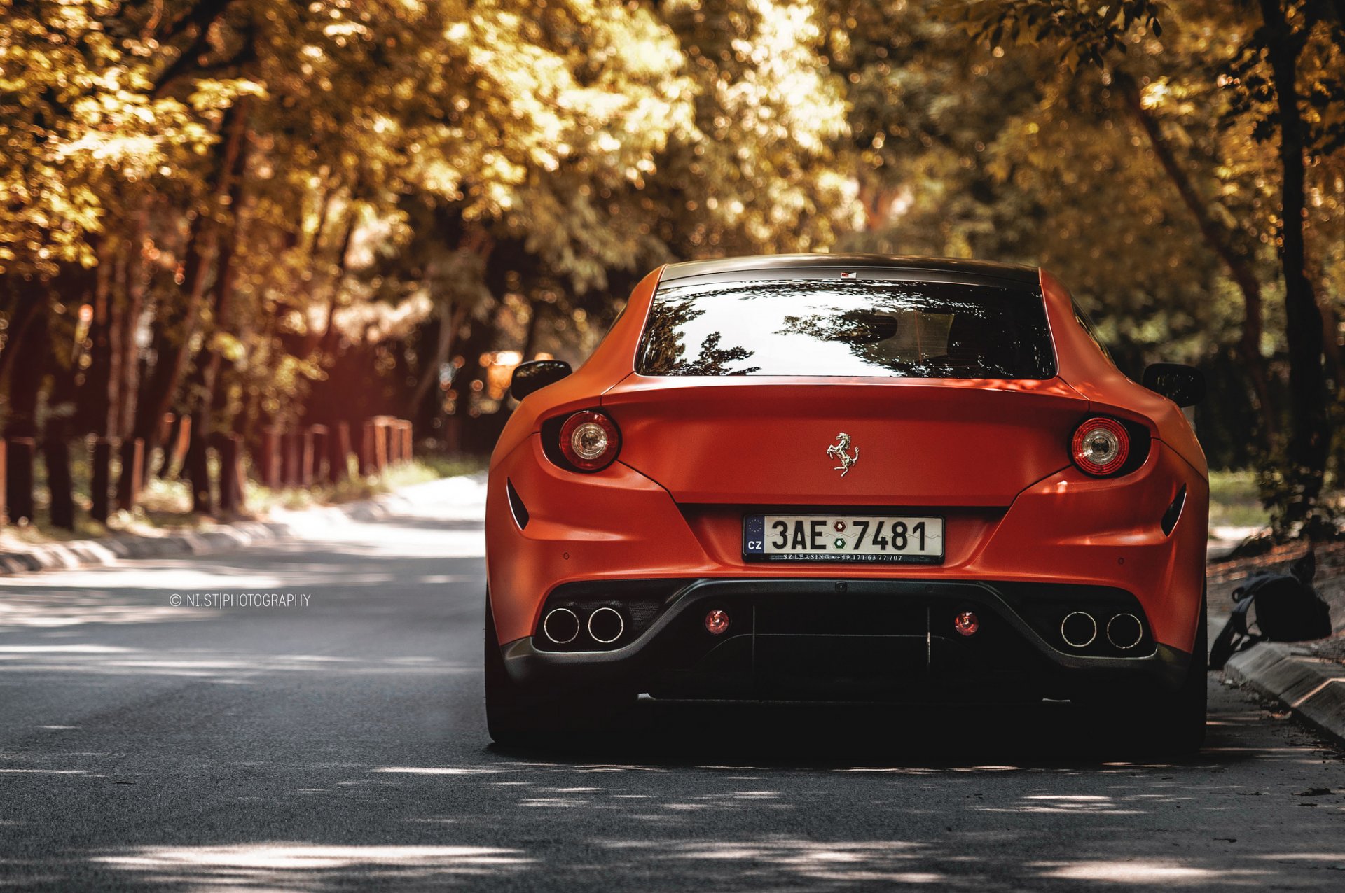 ferrari et au-delà rouge bokeh voiture belgrade serbie