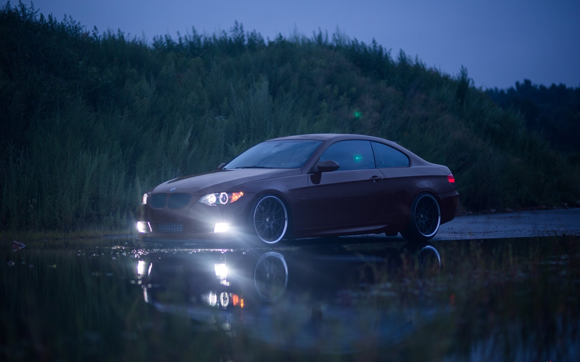 bmw 335i e92 czerwone bmw czerwone światło reflektorów kałuża odbicie