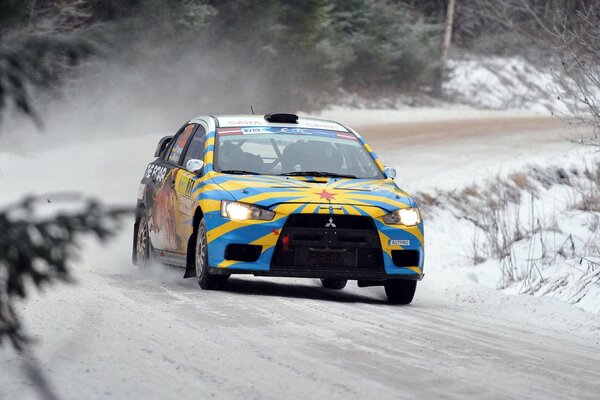 Rallye dans la neige. Sur le devant de la mitsubishi