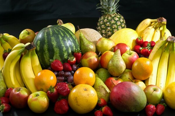 Un gran número de frutas se encuentran y sandía