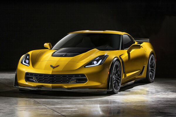 Chevrolet Corvette en amarillo sobre fondo gris