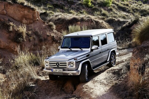 Ein Mercedes-Benz G-Klasse Auto im Bergland