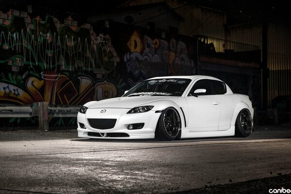 Mazda Rx-8 blanco en la pared pintada