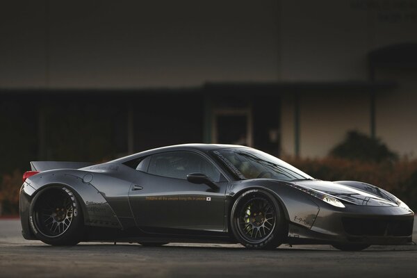 Schwarzer Ferrari am Abend auf dem Parkplatz