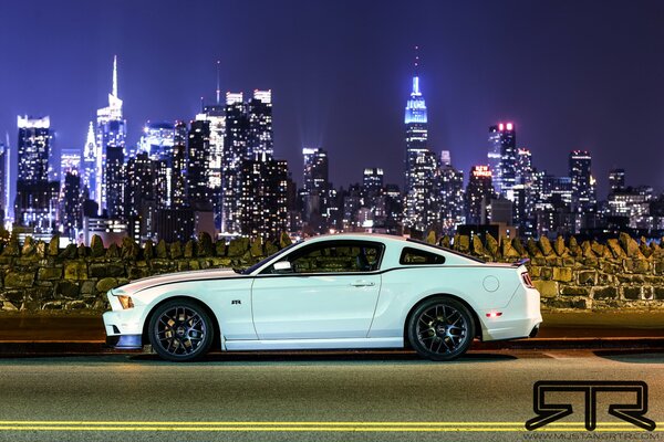 Ford Mustang auf Nacht Stadt Hintergrund