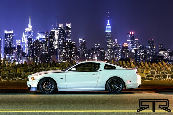 Ford Mustang en el fondo de la ciudad de la noche