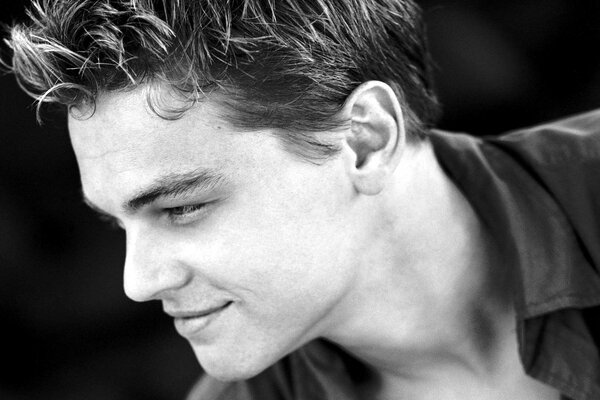 El brutal actor Leonardo DiCaprio foto en blanco y negro