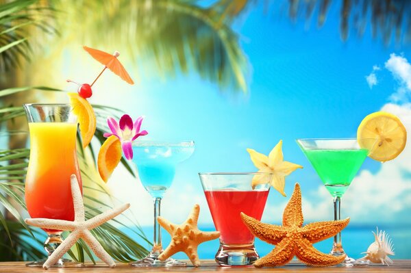 Cocktail sulla spiaggia a tema estivo