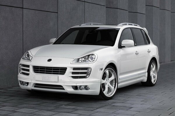 Porsche Cayenne bianca su sfondo grigio