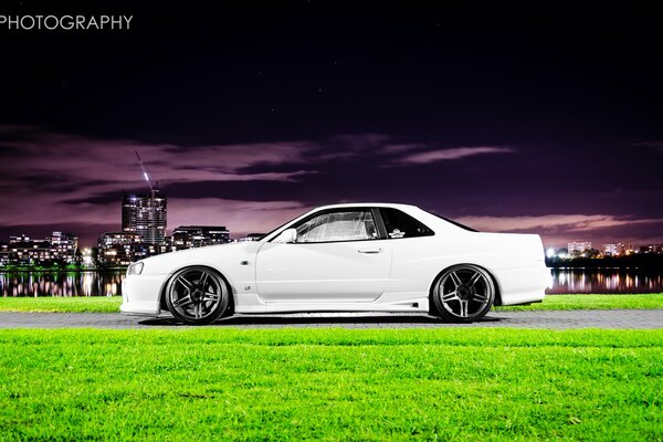 Nissan skyline na tle nocnego miasta