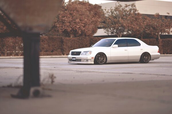 Lexus ls400 discreto en la ciudad