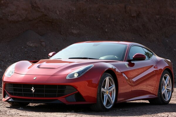 Schöner roter Spiegel-Ferrari am Nachmittag