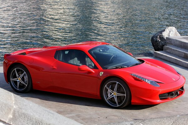 Ferrari sul molo in attesa di una multa per parcheggio improprio