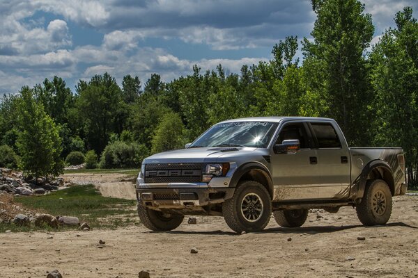 Ford sur les sentiers forestiers