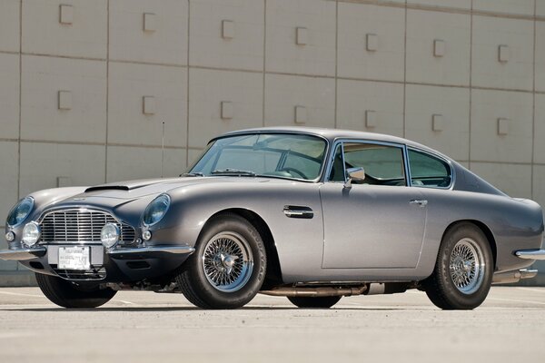Klassischer silberner Aston Martin