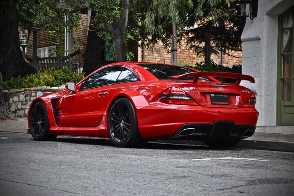 Rückansicht eines am Straßenrand geparkten roten Mercedes SL65