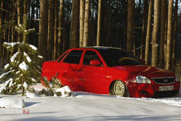 Samochód przeora czerwony na śnieżnym tle