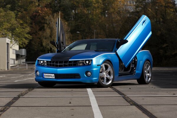 Blauer Chevy-Wagen mit offenen Türen