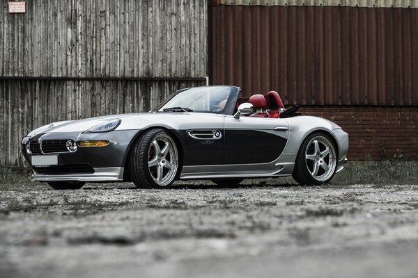 Srebrny kabriolet BMW Z8 na tle ściany