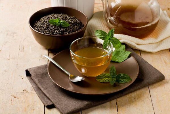Thé dans une belle tasse avec des feuilles de menthe