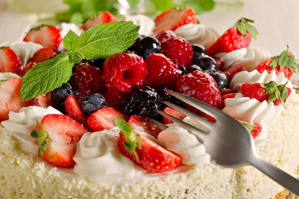 Кремовый торт со сливками и различными ягодами