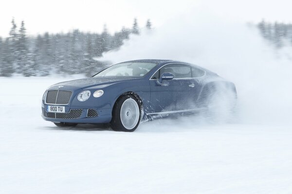 Invierno patín Bentley. Salpicaduras de nieve