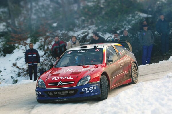 Rennwagen Citroen in einer verschneiten Kurve