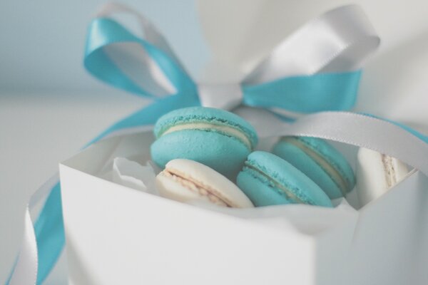 Macarrones blancos y azules en una Caja