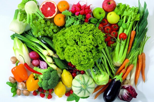 Varietà di verdure e verdure luminose sul tavolo